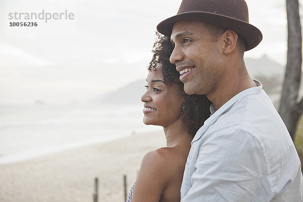 Lächelndes Paar mit Blick auf den Strand  Rio De Janeiro  Brasilien