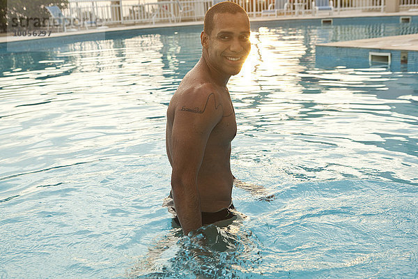 Mittlerer Erwachsener Mann im Hotel Schwimmbad  Rio De Janeiro  Brasilien