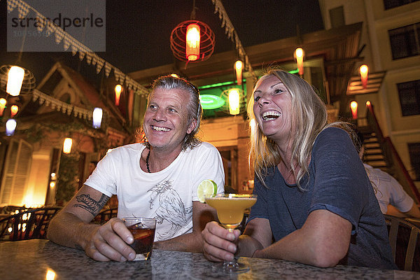 Reife Paare lachen in der Cocktailbar  Vientiane  Laos