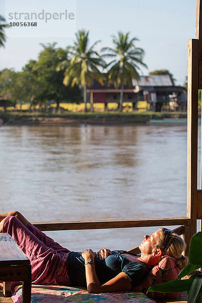 Touristinnen beim Sonnenbaden auf dem Mekong Hausboot  Don Det  Laos