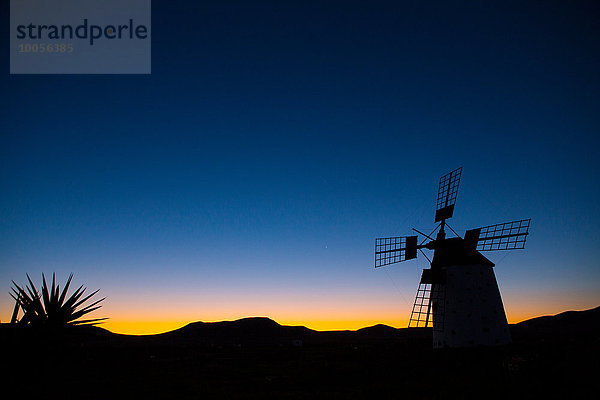 Silhouette von Molino de el Roque im Morgengrauen  Fuerteventura  Spanien