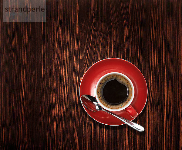 Overhead-Ansicht eines Espresso-Kaffees auf Holztisch