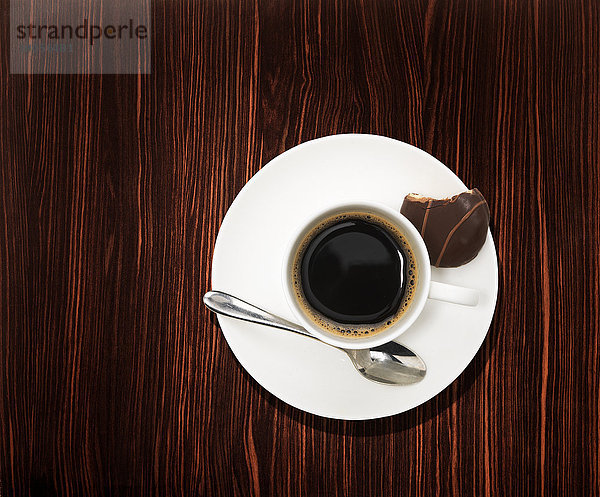 Overhead-Ansicht eines schwarzen Kaffees auf Holztisch