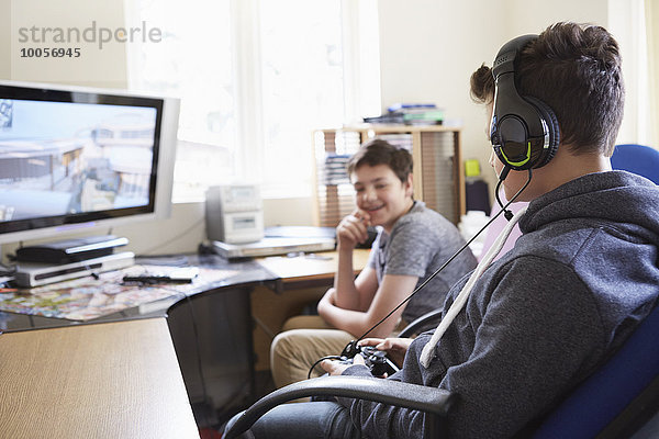 Zwei Jungen beim Computerspiel