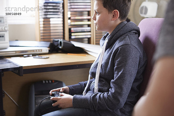 Junge mit Steuerung für Computerspiel