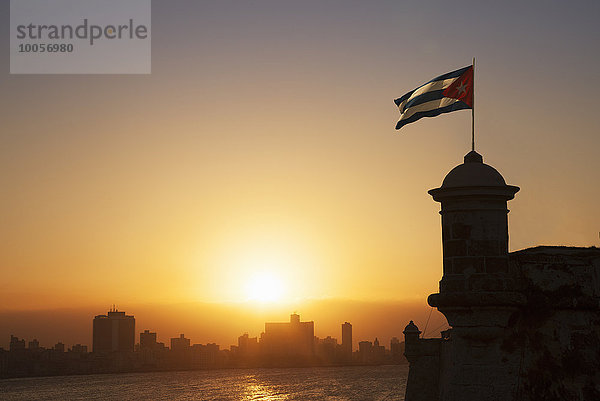 Kubanische Flagge über der Festung El Morro bei Sonnenuntergang  Havanna  Kuba