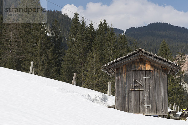Holzhütte am verschneiten Berghang  Gosausee  Österreich
