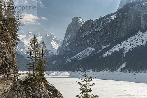 Erhöhte Aussicht auf das schneebedeckte Tal und die Berge  Gosausee  Österreich