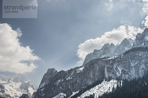 Erhöhte Aussicht auf schneebedeckte Berge  Gosausee  Österreich