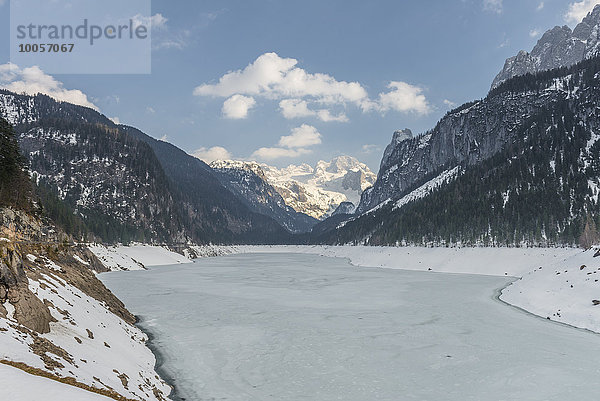 Erhöhte Aussicht auf zugefrorenen See und schneebedeckte Berge  Gosausee  Österreich