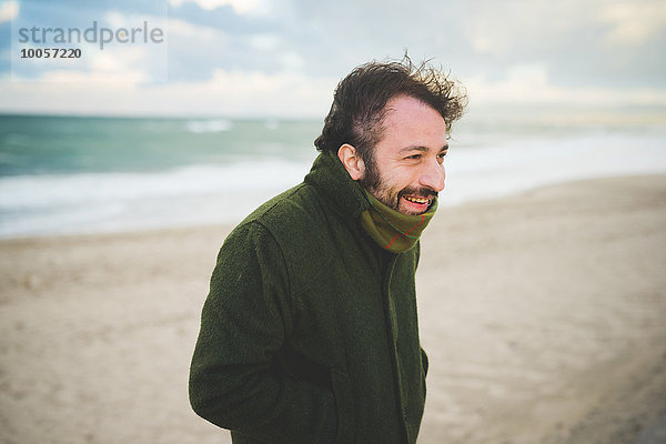 Porträt eines mittleren Erwachsenen am windigen Strand  Sorso  Sassari  Sardinien  Italien