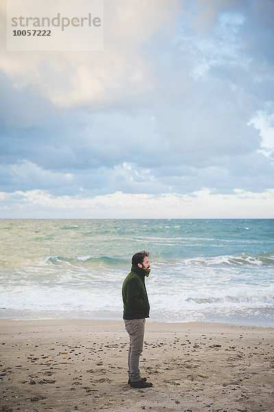 Mittlerer Erwachsener Mann am stürmischen Strand  Sorso  Sassari  Sardinien  Italien