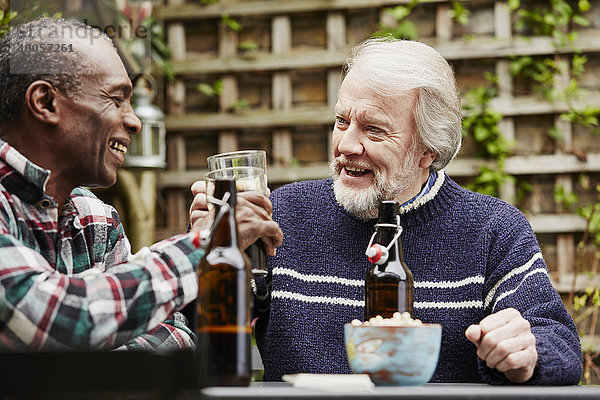 Zwei ältere Männer trinken Bier