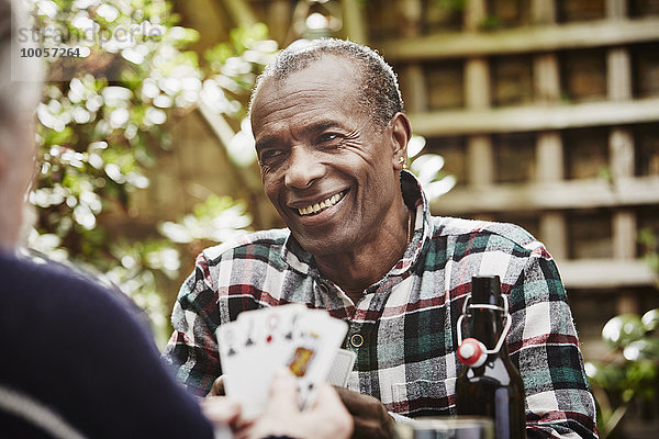 Senior Männer beim Kartenspielen