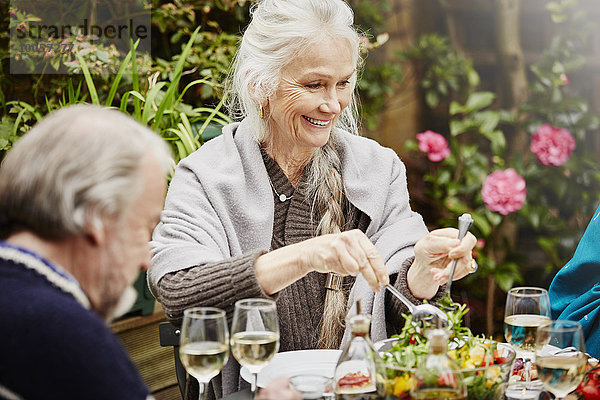 Seniorenfreunde beim Essen im Garten