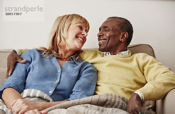 Paar auf dem Sofa sitzend  lächelnd