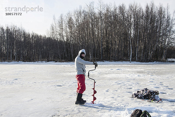 Mittlerer Erwachsener Mann Eisbohren  Fairbanks  Alaska