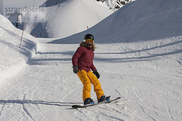 Junge Frau beim Snowboarden  Girdwood  Anchorage  Alaska