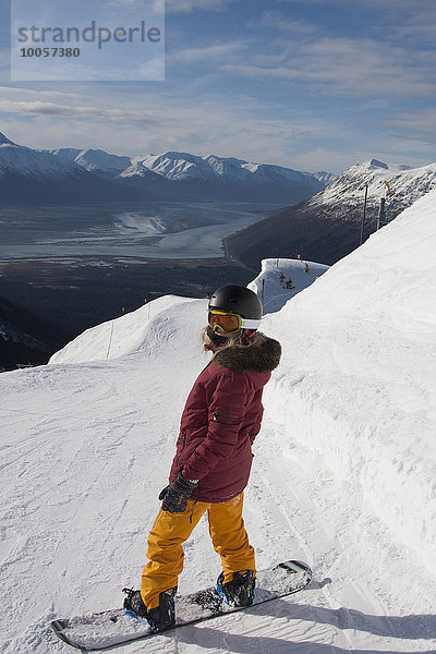 Junge Frau beim Snowboarden  Girdwood  Anchorage  Alaska