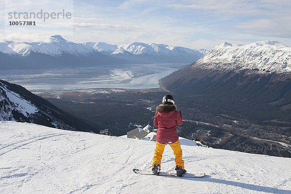 Junge Frau auf dem Snowboard  Girdwood  Anchorage  Alaska