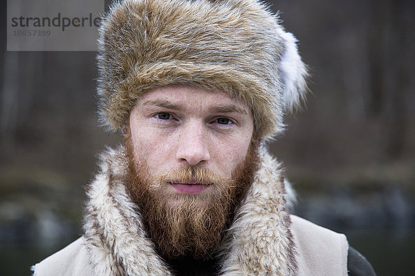 Mittlerer Erwachsener Mann mit Trapperhut  Portrait