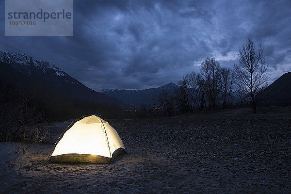 Zelt beleuchtet bei Nacht  Premosello  Verbania  Piemont  Italien