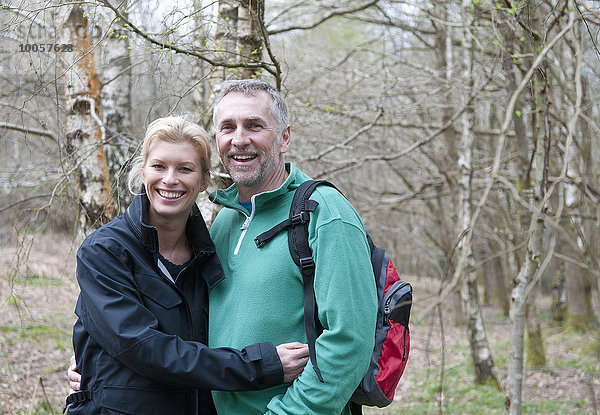 Porträt eines Wanderpaares beim Waldspaziergang