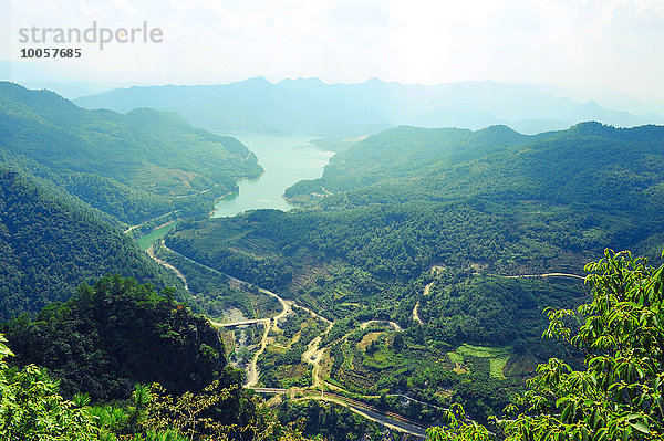 Blick auf grünen Fluss und Berge  Blick vom Gipfel  Hangzhou  China