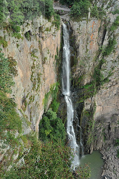 Ein Wasserfall  der vom Gipfel des Berges  Hangzhou  China  herabfließt.