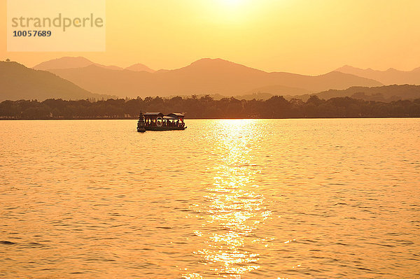 Boot auf dem See bei Sonnenuntergang  Hangzhou  China