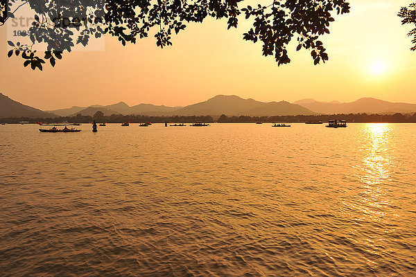 Boote auf dem See bei Sonnenuntergang  Hangzhou  China