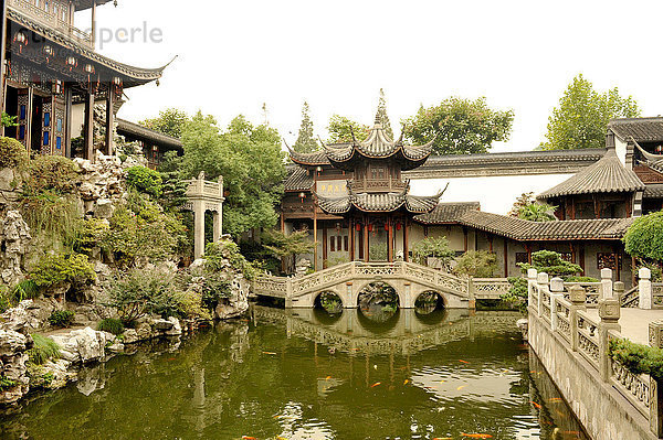 Traditioneller chinesischer Garten mit Fischbecken  Steinbrücke und Pavillons  Hangzhou  China