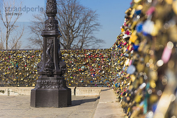 Love Locks  Pont Neuf  Quais de L'Horloge  Ile de la Cite  Paris  Frankreich