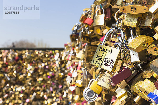 Love Locks  Pont Neuf  Quais de L'Horloge  Ile de la Cite  Paris  Frankreich