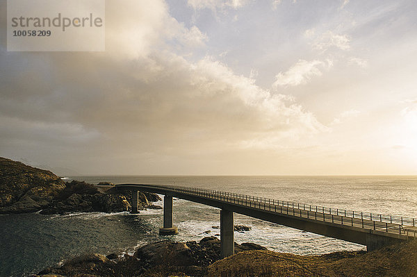 Scherenschnittbrücke an der Küste  Reine  Lofoten  Norwegen