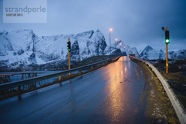 Nasse Autobahn und grünes Licht bei Dämmerung  Reine  Lofoten  Norwegen