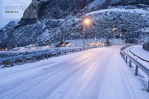 Schneebedeckte Autobahn bei Dämmerung  Reine  Lofoten  Norwegen