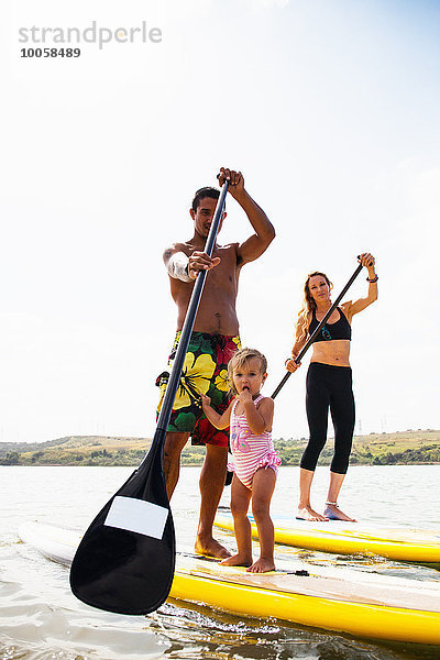 Portrait von Paar und Kleinkind Tochter Standup Paddleboarding  Carlsbad  Kalifornien  USA