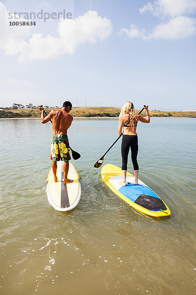 Rückansicht des Pärchens standup paddleboarding  Carlsbad  Kalifornien  USA