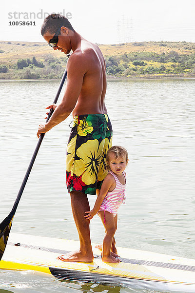 Vater und Kleinkind Tochter standup paddleboarding  Carlsbad  Kalifornien  USA
