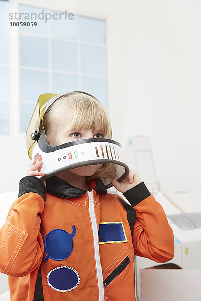 Junges Mädchen  das sich in Astronauten-Outfit kleidet