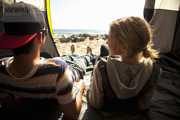 Paar entspannendes Innenzelt am Strand  Malibu  Kalifornien  USA