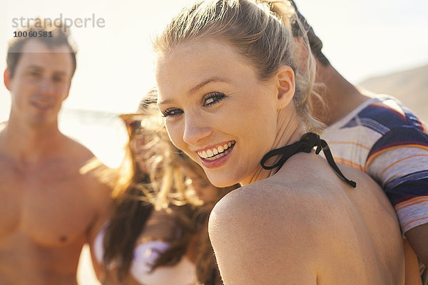 Gruppe von Freunden im Urlaub am Strand