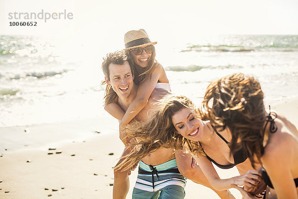 Gruppe von Freunden im Urlaub am Strand