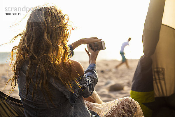 Frau fotografiert am Strand