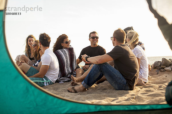 Gruppe von Freunden Camping am Strand