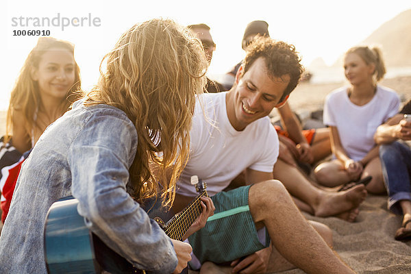 Gruppe von Freunden Camping am Strand