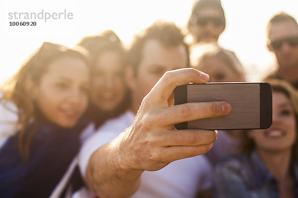 Gruppe von Freunden  die Selfie am Strand nehmen