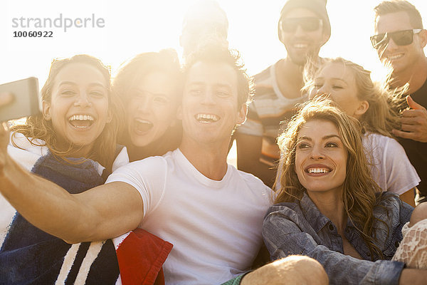 Gruppe von Freunden  die Selfie am Strand nehmen