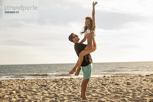 Paar mit Spaß am Strand  Malibu  Kalifornien  USA